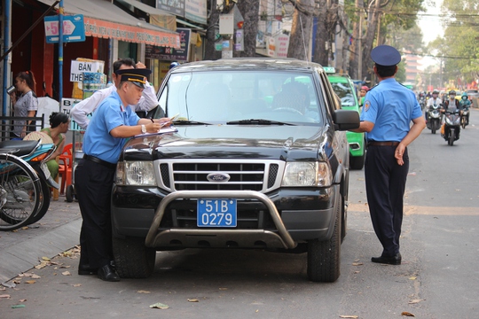 
Lực lượng Thanh tra Giao thông Vận tải TP HCM cũng tham gia trong việc dẹp nạn lấn chiếm lòng lề đường.
