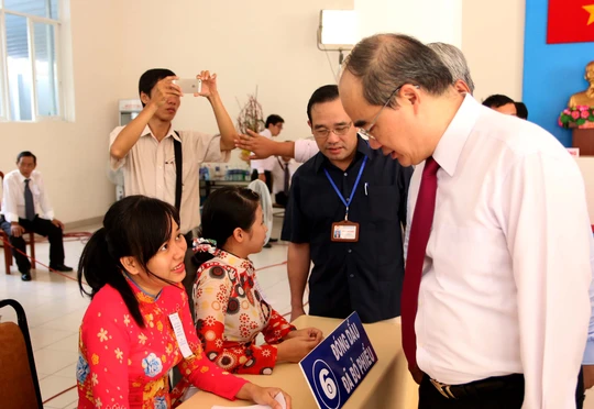 Ông Nguyễn Thiện Nhân hỏi thăm từng cán bộ phục vụ công tác bầu cử