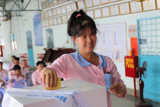 
Một học viên tại trung tâm cai nghiện tươi cười khi bỏ phiếu
