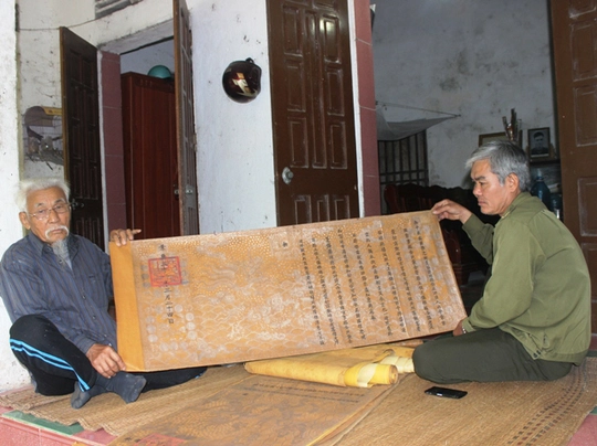 
Một trong số 23 cuốn sắc phong cổ đang còn nguyên vẹn được ông Lê Văn Phương - hậu duệ 21 đời của Lê Hiểm lưu giữ cẩn thận
