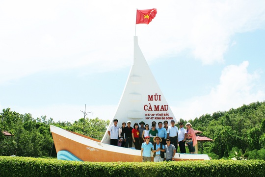 
Đoàn khảo sát gồm đại diện Sở du lịch và các doanh nghiệp lữ hành TP HCM tại Mũi Cà Mau
