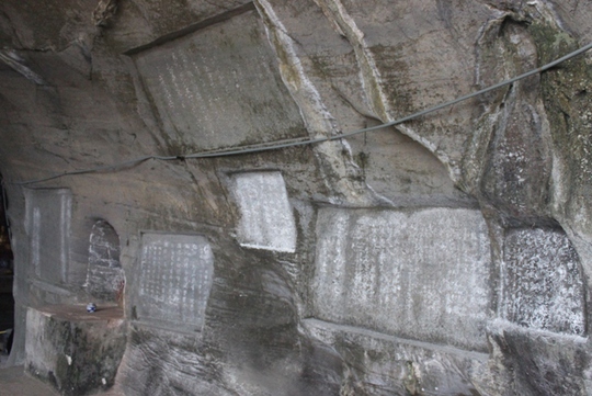 
Phía trong Động Hồ Công có rất nhiều bài thơ của vua Lê, chúa Trịnh và nhiều danh sĩ khắc trên đá khi tới đây

