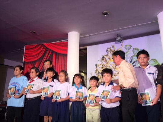 Nhạc sĩ Trương Minh Châu đại diện gia đình cố soạn giả Viễn Châu trao 5 phần học bổng của gia đình cho các em học sinh con nghệ sĩ nghèo.