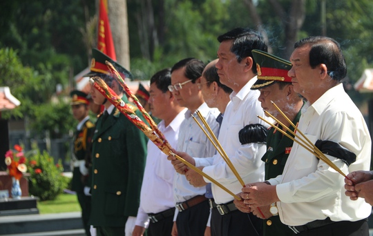 
Bí thư Thăng tham gia lễ truy điệu và an táng hài cốt liệt sĩ tại nghĩa trang liệt sĩ An Nhơn Tây, Huyện Củ Chi.
