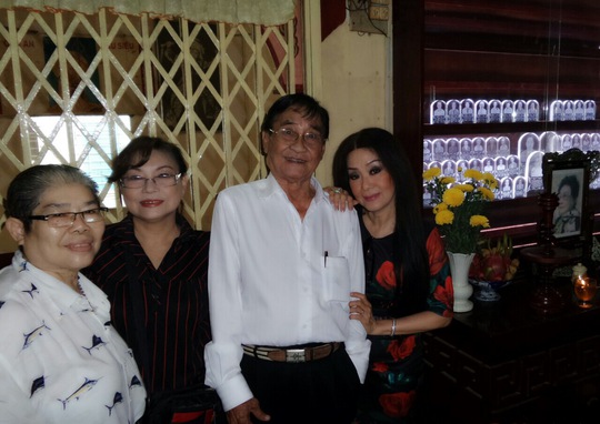 NSƯT Mỹ Châu và vợ chồng NSƯT Nam Hùng, Tô Kim Hồng cùng với cô Xuân một khán giả thân thiết của các hoạt động ở Chùa Nghệ sĩ TP.