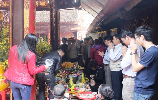 Du khách đặt lễ đông nghẹt phía trong các nhà đền