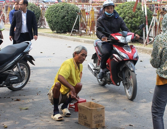 Ăn mày cũng công khai hoạt động giữa ba ngày, gần khu vực cổng chính nơi có rất đông công an nhưng chẳn có ai đứng ra xử lý