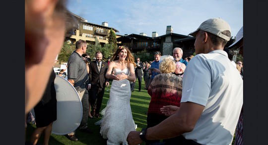 
Tổng thống Obama chuẩn bị bắt tay cô dâu tại một sân golf ở TP San Diego, bang California hôm 11-10-2015.
