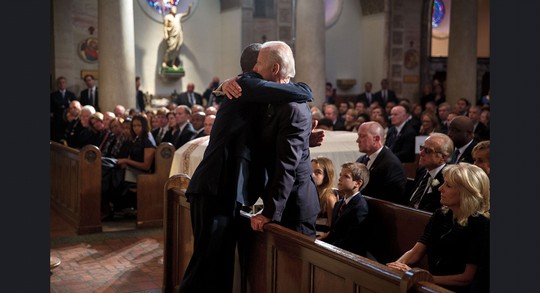 
Ông Obama chia buồn Phó Tổng thống Joe Biden tại tang lễ của con trai ông hôm 6-6-2015.

 
