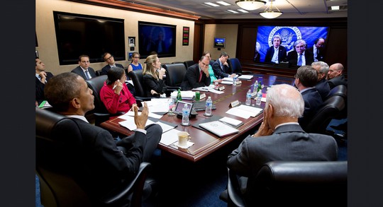 
Ông Obama trao đổi với phái đoàn tham gia cuộc thương thảo về chương trình hạt nhân của Iran tại Phòng Tình huống.
