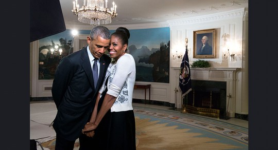 
Vợ chồng ông Obama tình tứ tại Nhà Trắng hôm 27-3-2015.

 
