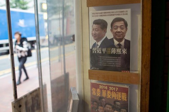 Du khách đại lục đến hiệu sách Causeway Bay để tìm mua các tác phẩm bị kiểm duyệt tại Trung Quốc. Ảnh: EPA