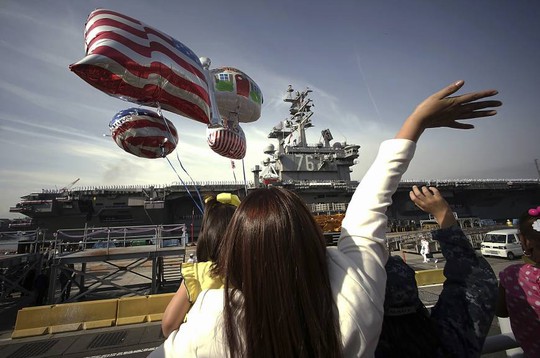 Tàu sân bay USS Ronald Reagan tại một căn cứ Hải quân Mỹ ở tỉnh Kanagawa Ảnh: AP