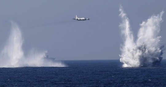 Máy bay săn ngầm P-3C ở ngoài khơi thành phố Yokosuka hồi tháng 10-2015 Ảnh: REUTERS