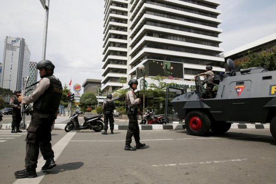 Cảnh sát thủ đô Jakarta ở phía trước quán cà phê Starbuck Ảnh: REUTERS
