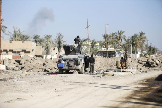 
Binh lính Iraq tuần tra ở TP Ramadi sau khi chiếm lại được địa phương này từ tay IS. Ảnh: REUTERS
