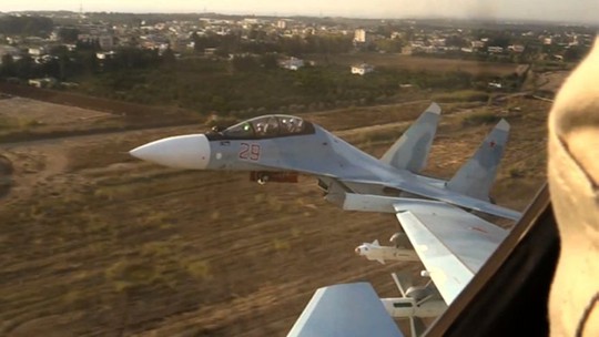 Máy bay Nga cất cánh từ căn cứ Hemeimeem ở Syria Ảnh: AP