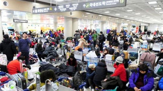 Hàng ngàn du khách mắc kẹt tại sân bay ở đảo Jeju. Ảnh: REUTERS