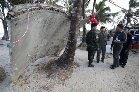 Quân đội Thái Lan tiến hành kiểm tra mảnh vỡ. Ảnh: Reuters