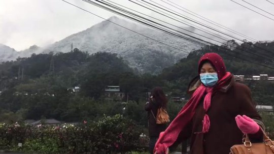 Người dân Đài Loan được khuyến cáo nên giữ ấm và hạn chế đi ra ngoài trừ khi thực sự cần thiết.Ảnh: CNA