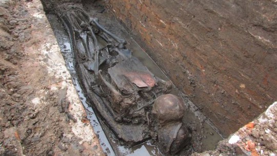 
Hài cốt của hai người được chôn chung trong một ngôi mộ. Ảnh: HEADLAND ARCHAEOLOGY
