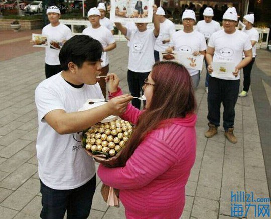 Cầu hôn bạn gái bằng “đóa hoa” sô-cô-la Ảnh: HIZILI.COM