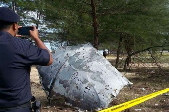 Vật thể kim loại được cho là mảnh vỡ máy bay MH 370 Ảnh: THE STRAITS TIMES
