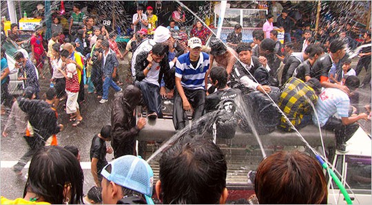 Lễ hội té nước ở Yangon – Myanmar. Ảnh: International Herald Tribune