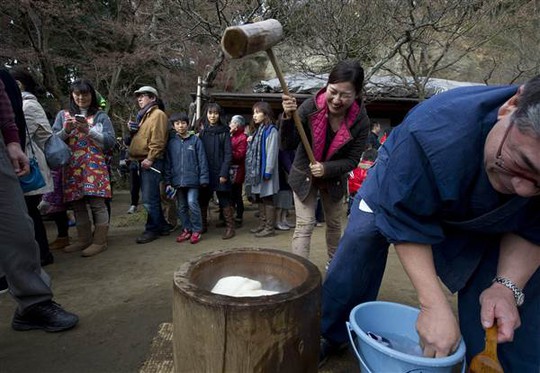 Một sự kiện làm bánh gạo tại TP Kamakura, tỉnh Kanazawa – Nhật Bản Ảnh: EPA