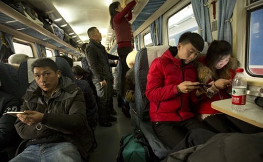 
Mọi người trên chuyến tàu chạy tuyến Bắc Kinh-Thượng Hải Ảnh: AP
