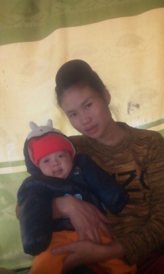 Hà Thị Hom và cậu con trai gần 3 tháng tuổi
