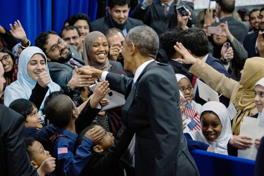 
Tổng thống Barack Obama chào đón các gia đình người Hồi giáo sau buổi phát biểu tại nhà thờ Hiệp hội Hồi giáo Baltimore. Ảnh: THE NEW YORK TIMES
