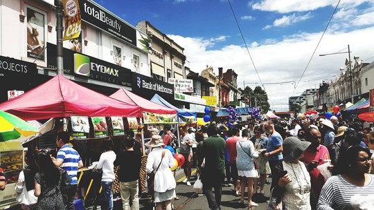 
Hội chợ Tết ở Footscray với nhiều gian hàng ẩm thực và giải trí thu hút hàng ngàn khách tham quan.

Ảnh: SBS Vietnamese
