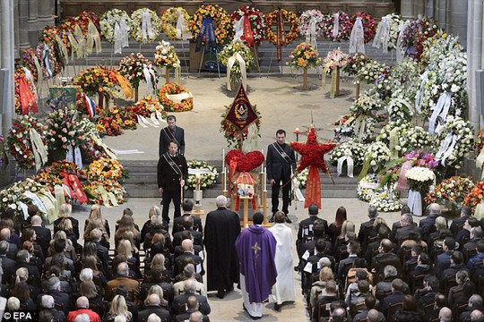 
1.500 người dự tang lễ của đầu bếp Benoit Violier cuối tuần trước ở Lausanne. Ảnh: EPA
