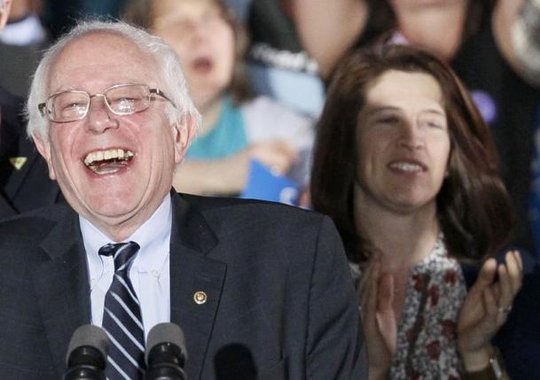 
Ông Bernie Sanders cười rạng rỡ sau chiến thắng trong cuộc bỏ phiếu ở New Hampshire. Ảnh: REUTERS
