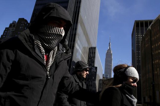Người dân New York trên đường vào ngày 13-2. Ảnh: REUTERS