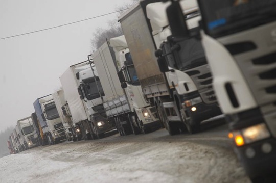 Xe tải Nga bị chặn ở Ukraine. Ảnh: Vedomosti