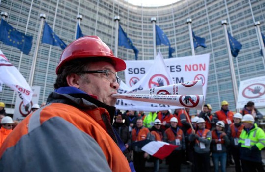 Những người làm việc trong ngành thép biểu tình ở đường phố tại thủ đô Brussels ngày 15-2. Ảnh: AP