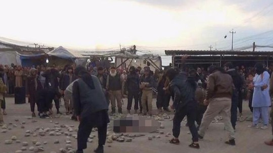 Đám đông tập trung xem một vụ hành quyết công khai tại TP Mosul – Iraq. Ảnh: News.com.au
