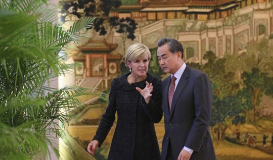 
Bộ trưởng Ngoại giao Úc Julie Bishop hội đàm với người đồng cấp Trung Quốc Vương Nghị. Ảnh: SMH

