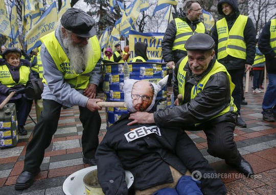Người dân Ukraine biểu tình bên ngoài tòa nhà quốc hội yêu cầu Thủ tướng Arseniy Yatsenyuk từ chức. Ảnh: OBOZREVATEL/EPA