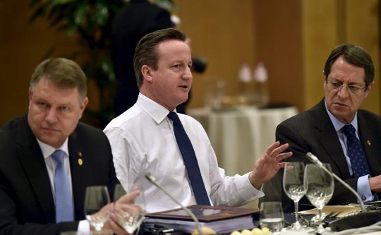 
Thủ tướng Anh David Cameron giữa các lãnh đạo EU trong cuộc họp ngày 19-2 Ảnh: REUTERS
