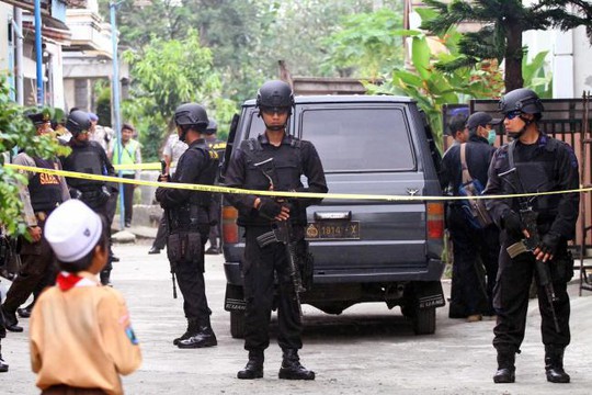 Cảnh sát Indonesia trong một cuộc bố ráp hôm 20-2. Ảnh: AP