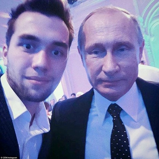 
Thậm chí chụp ảnh tự sướng với TT Nga Vladimir Putin cũng không phải điều quá khó khăn.
