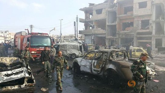 
Binh lính Syria tại một khu vực bị đánh bom ở Homs ngày 21-2. Ảnh: REUTERS
