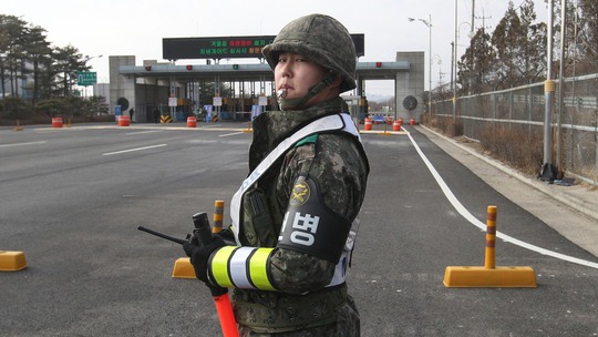 
Binh lính Hàn Quốc canh gác ở khu vực Bàn Môn Điếm, biên giới giữa Triều Tiên và Hàn Quốc. Ảnh: AP
