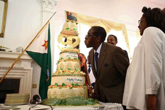 Tổng thống Robert Mugabe thổi nến mừng sinh nhật hôm 22-2. Ảnh: EPA