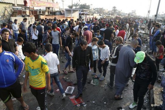 Người dân tập trung tại khu vực bị đánh bom ở TP Sadr hôm 28-2. Ảnh: REUTERS