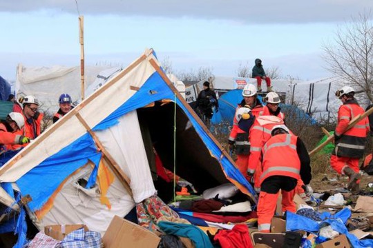 
Khung cảnh xung đột tại khu trại Calais – Pháp ngày 29-2. Ảnh: REUTERS
