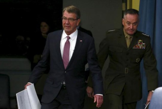 
Bộ trưởng Quốc phòng Mỹ Ash Carter (trái) và Chủ tịch Hội đồng Tham mưu trưởng liên quân Joseph Dunford Ảnh: REUTERS
